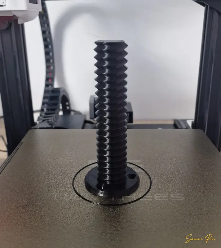 3D принтиран черен детайл с резба