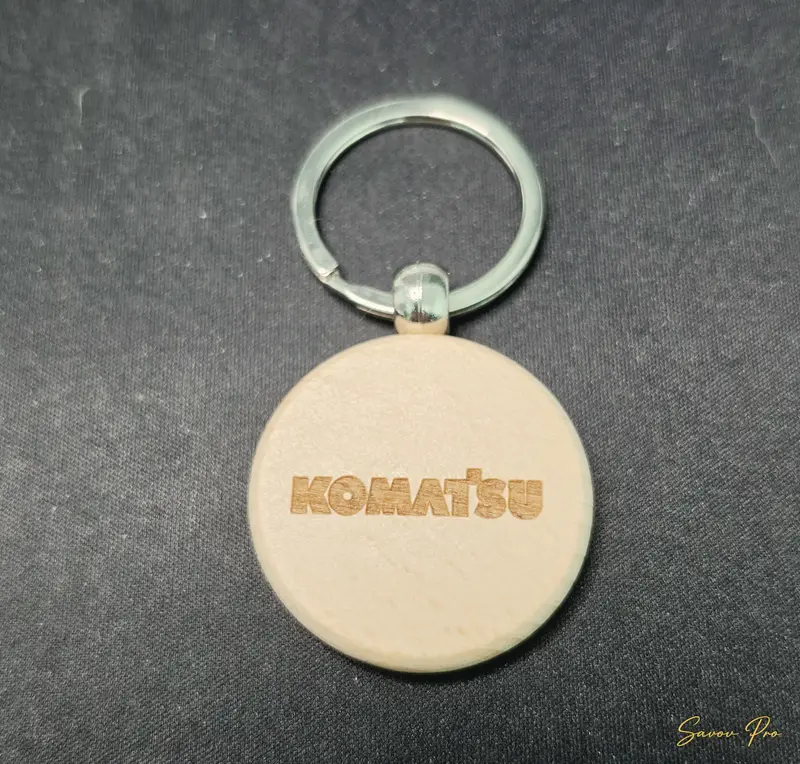 Дървен ключодържател с гравирано лого Komatsu