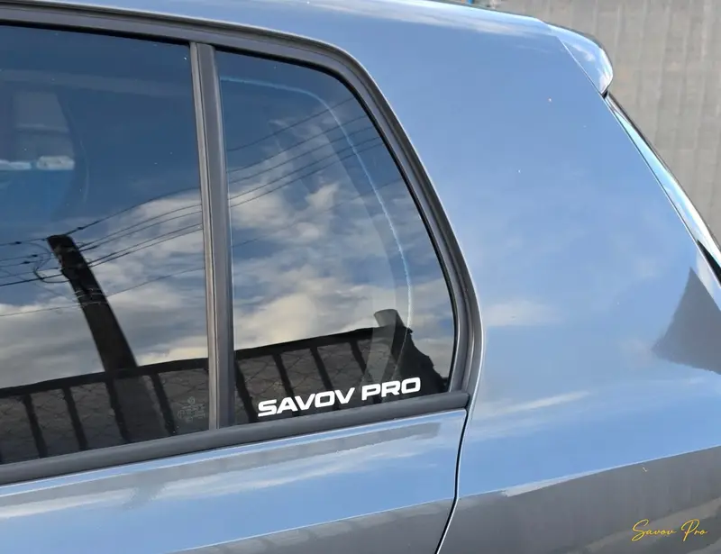 Бял винилов стикер SAVOV PRO върху автомобил