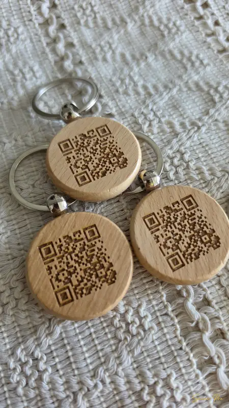 Дървени ключодържатели с гравиран QR код